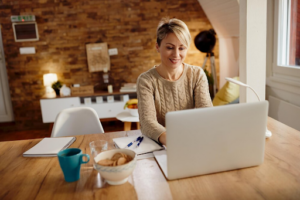 femme qui travaille en télétravail