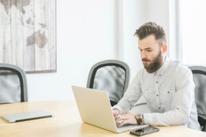 Homme travaillant sur un ordinateur