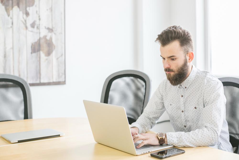 Homme travaillant sur un ordinateur