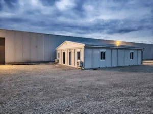 Bureau de chantier modulaire installé sur un chantier de construction en fin de journée