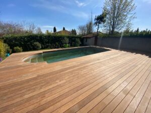 Terrasse en bois en cours de réalisation au bord d'une piscine à Toulouse