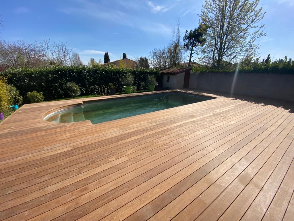 Terrasse en bois en cours de réalisation au bord d'une piscine à Toulouse