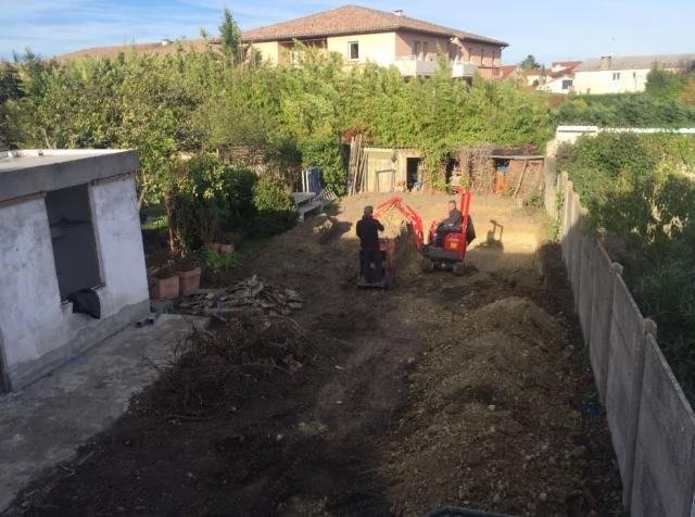 Mini-pelles en action sur un terrain en cours de terrassement